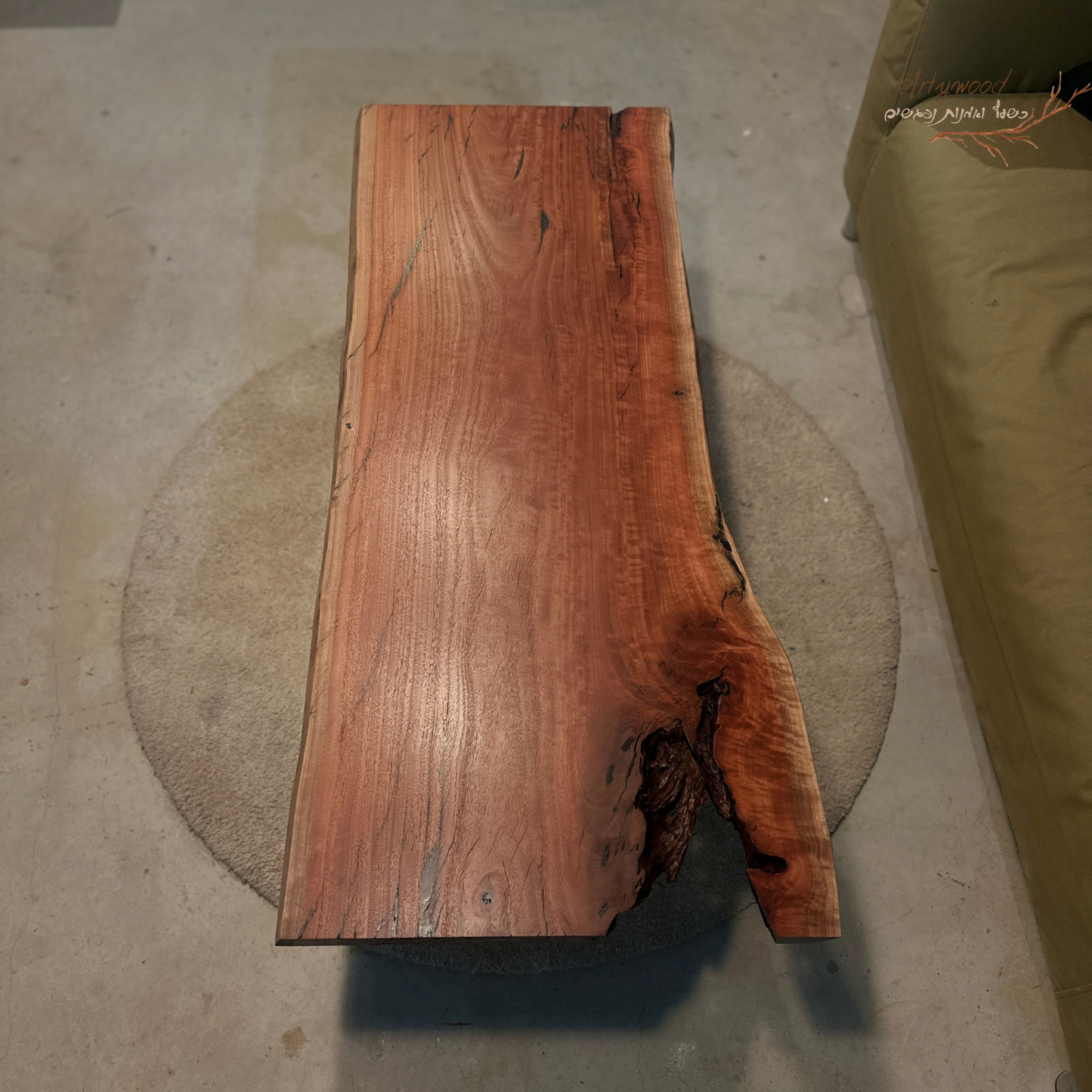 שולחן סלון אקליפטוס "קצוות טבעיים"